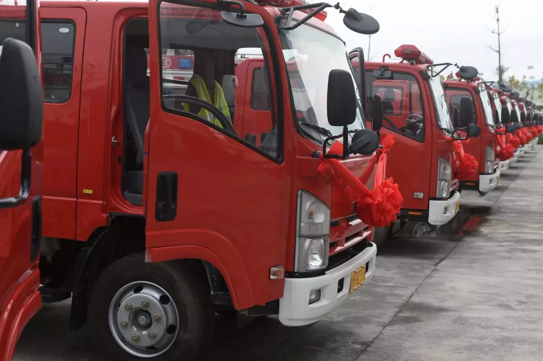 云浮采购13辆3.5吨水罐消防车正式上岗